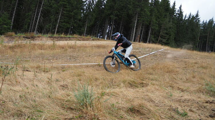 Десетки колоездачи се включиха в ендуро предизвикателството „Елевейшън 999“