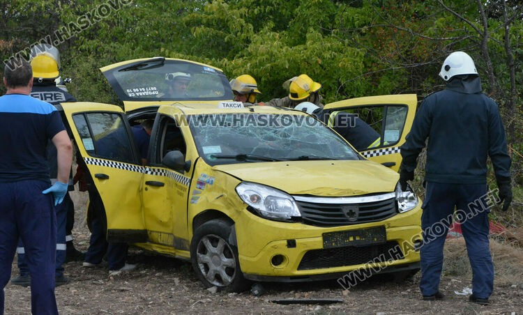 Шофьор на такси загина на място при катастрофа, пострада пътничка