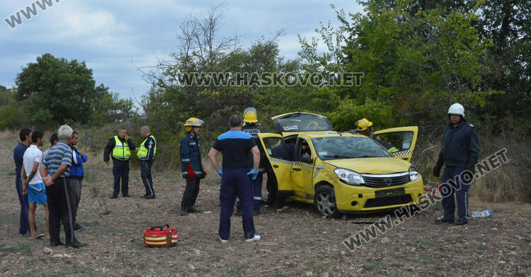 Шофьор на такси загина на място при катастрофа, пострада пътничка