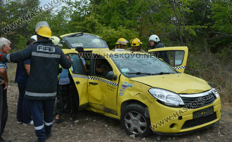 Шофьор на такси загина на място при катастрофа, пострада пътничка