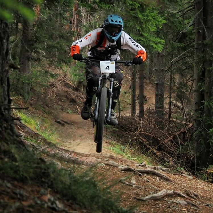 Десетки колоездачи се включиха в ендуро предизвикателството „Елевейшън 999“