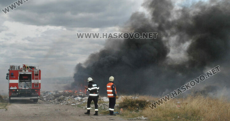 Пламна нерегламентираното сметище край "Република" 