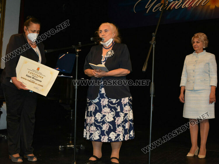 Отличиха почетните граждани на Хасково - Тереза Андонова, Ваня Дерменджиева и Борис Младенов