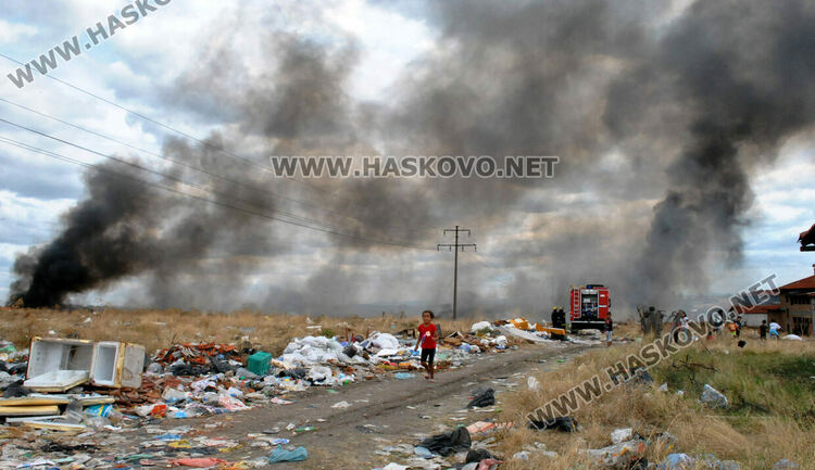 Пламна нерегламентираното сметище край "Република" 