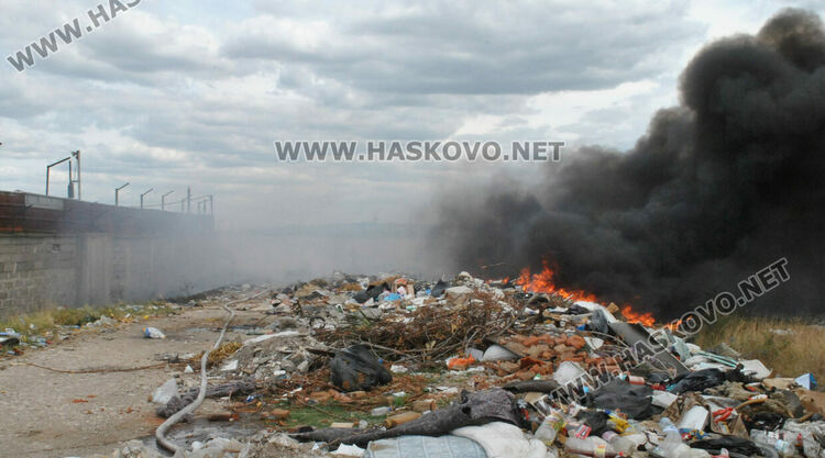 Пламна нерегламентираното сметище край "Република" 