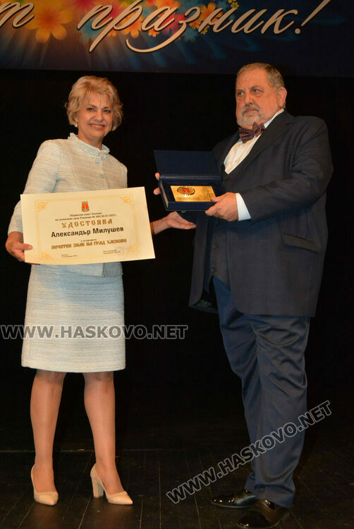 Отличиха почетните граждани на Хасково - Тереза Андонова, Ваня Дерменджиева и Борис Младенов