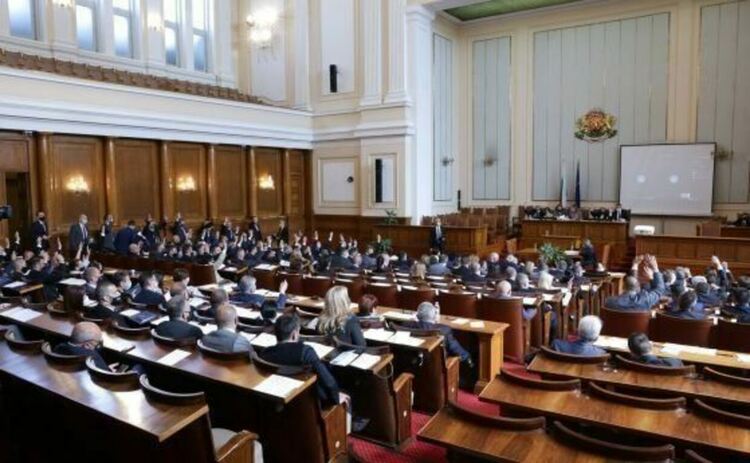 Депутатите приеха две увеличения на добавките и преизчисляване на пенсиите