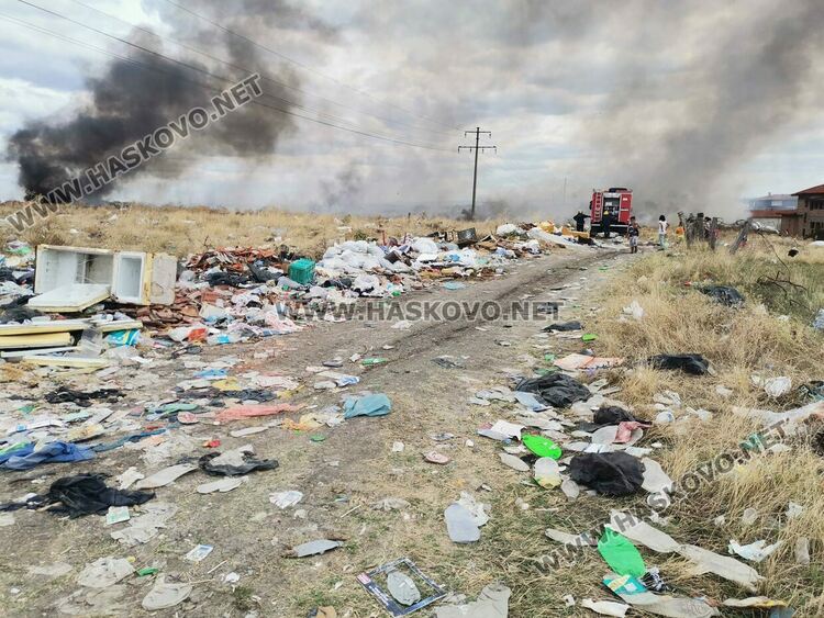Пламна нерегламентираното сметище край "Република" 