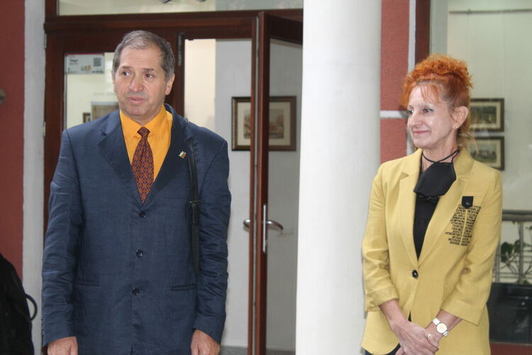 „Спомен за Атанас Шаренков“ подреди галерия „Форум“