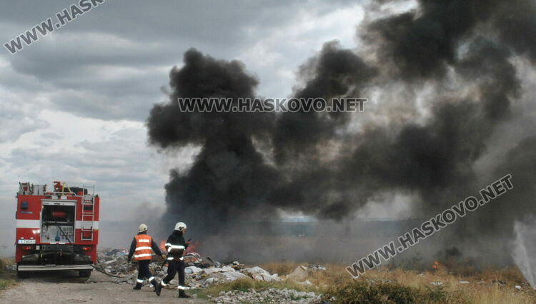 Пламна нерегламентираното сметище край "Република" 