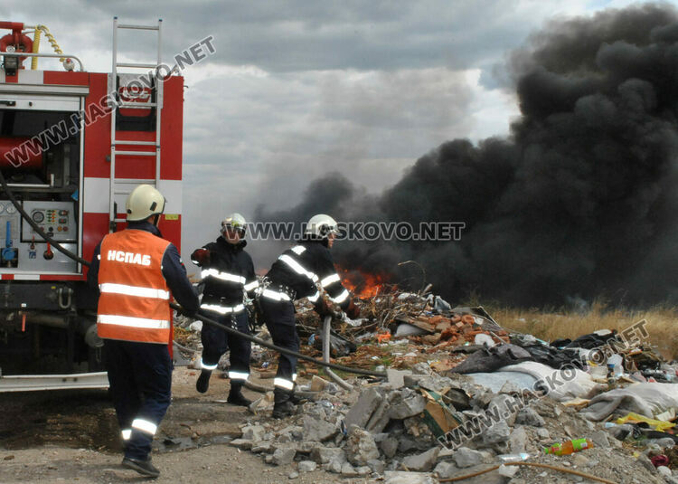 Пламна нерегламентираното сметище край "Република" 