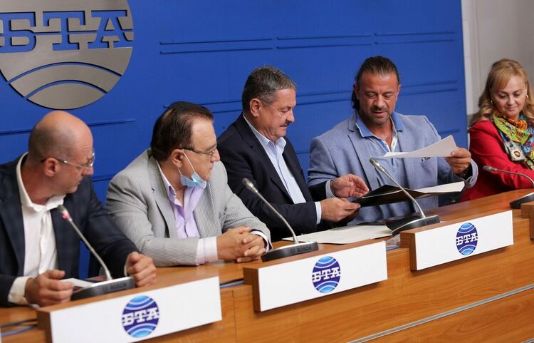 Туризмът решен да гази като валяк - вдига се на национален протест