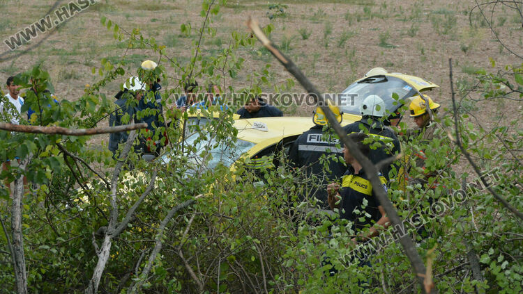 Със счупен крак е пътничката от катастрофата със загиналия водач на такси
