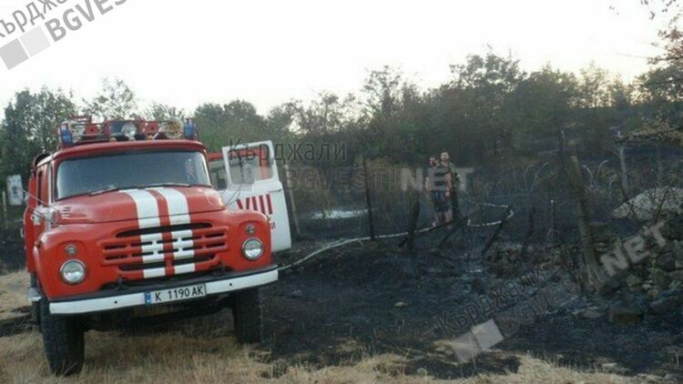 20 огнеборци гасиха пожар край Върбен