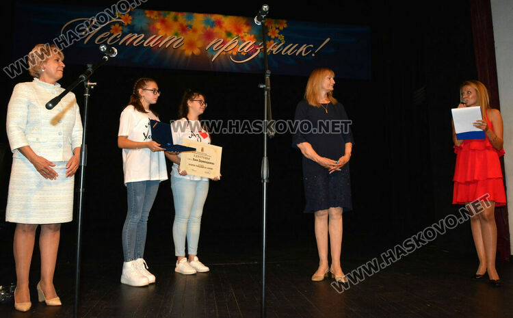 Отличиха почетните граждани на Хасково - Тереза Андонова, Ваня Дерменджиева и Борис Младенов