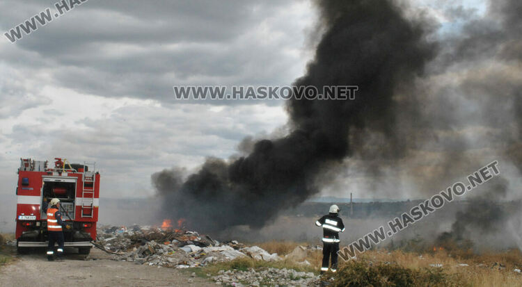 Пламна нерегламентираното сметище край "Република" 