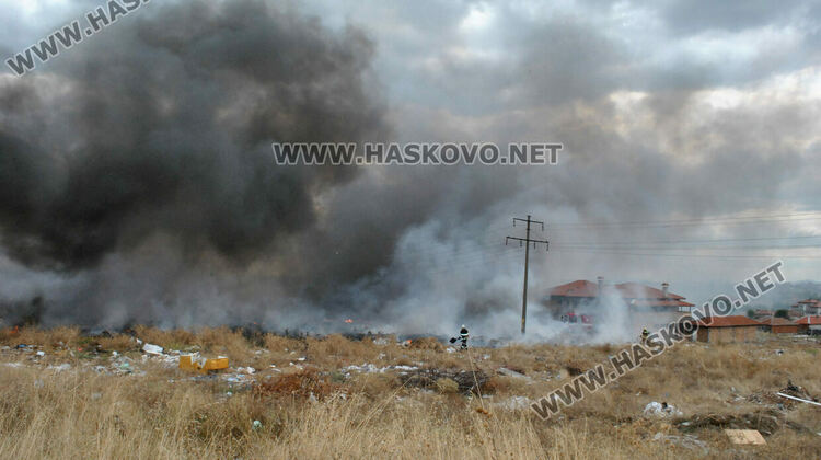 Пламна нерегламентираното сметище край "Република" 