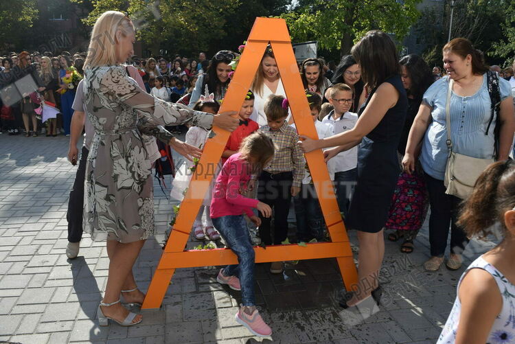 13 150 ученици се очаква да влязат в класните стаи в областта, от тях 890 –първокласници