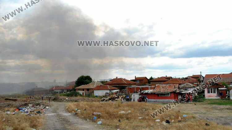 Пламна нерегламентираното сметище край "Република" 