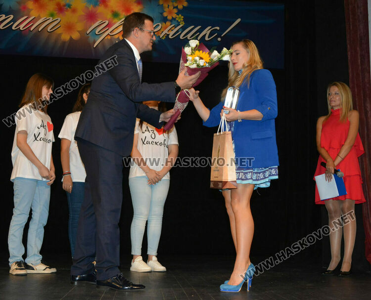 Отличиха почетните граждани на Хасково - Тереза Андонова, Ваня Дерменджиева и Борис Младенов