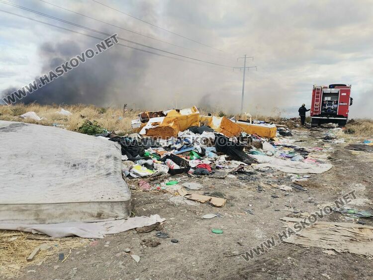 Пламна нерегламентираното сметище край "Република" 