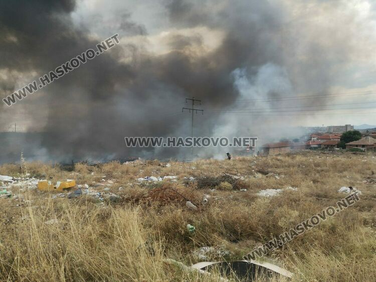 Пламна нерегламентираното сметище край "Република" 