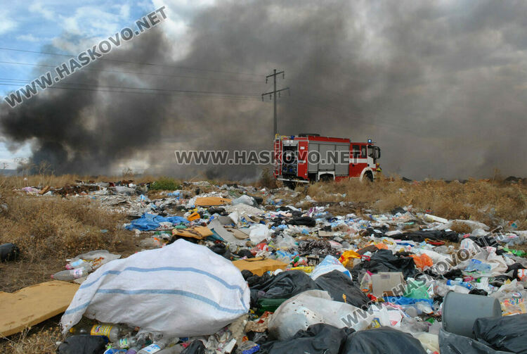 Пламна нерегламентираното сметище край "Република" 
