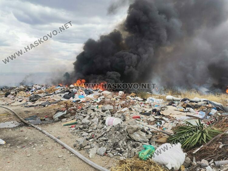 Пламна нерегламентираното сметище край "Република" 