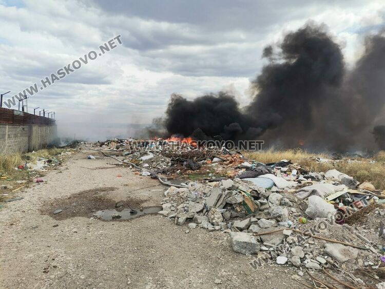 Пламна нерегламентираното сметище край "Република" 