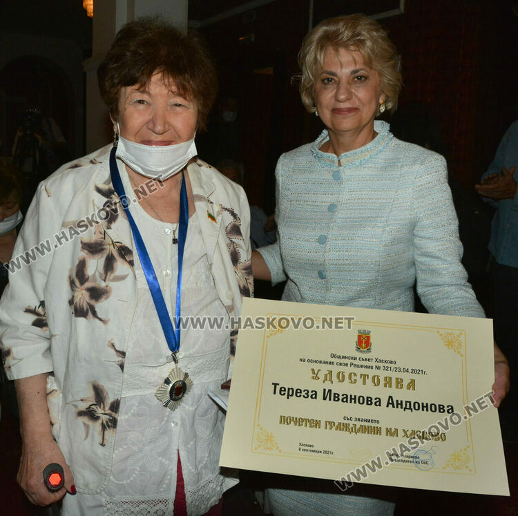 Отличиха почетните граждани на Хасково - Тереза Андонова, Ваня Дерменджиева и Борис Младенов