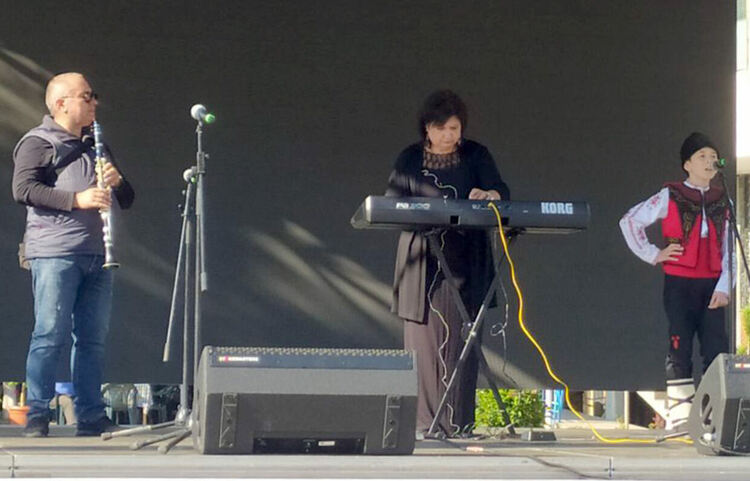 Престижни награди за &bdquo;Зора Зорничка&ldquo; и "Зора Зорница" от фолклорни фестивали