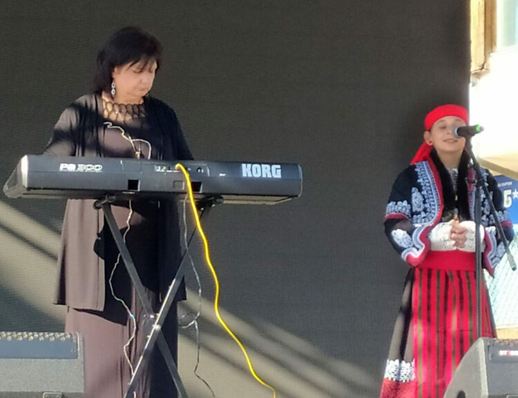 Престижни награди за &bdquo;Зора Зорничка&ldquo; и "Зора Зорница" от фолклорни фестивали