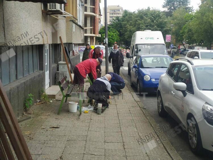 Вандали потрошиха пейките пред поликлиниката и лекарски кабинети, ОБЧ ги възстановиха по сигнал на Кърджали бг вести