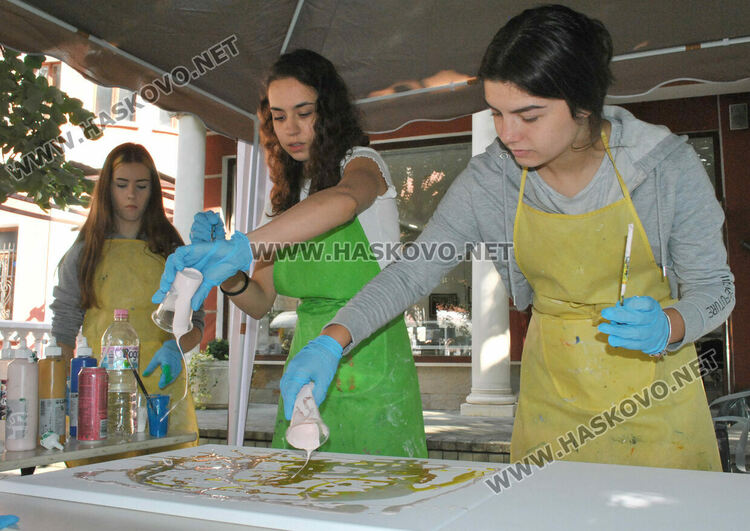 Млади художници рисуваха на открито пред галерия „Форум“