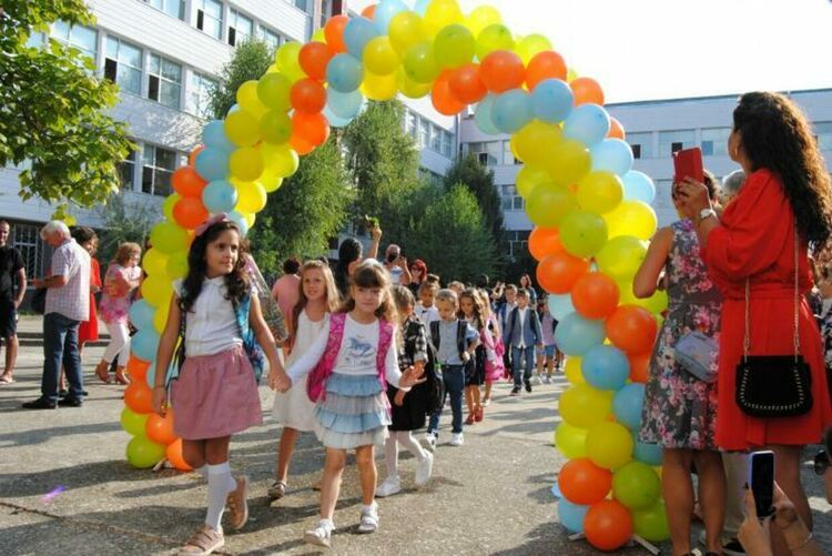 Учебната година ще се открива присъствено и по различно време за отделните класове