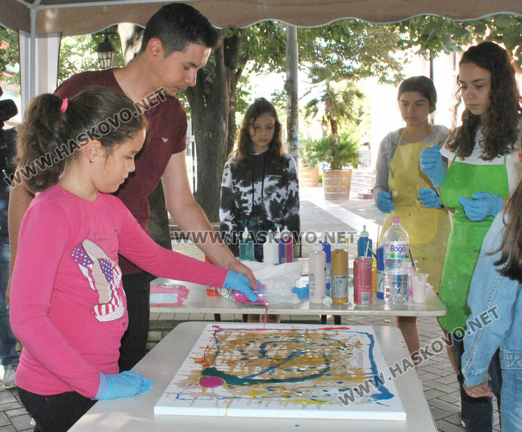 Млади художници рисуваха на открито пред галерия „Форум“