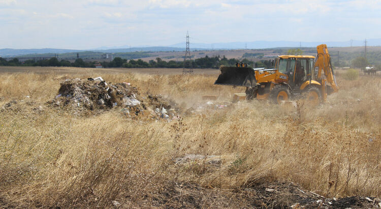 Разчистват нерегламентираното сметище край &bdquo;Република&ldquo;