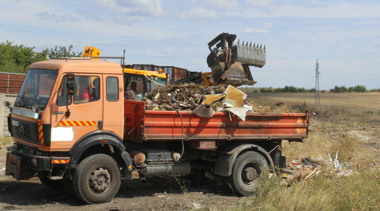 Разчистват нерегламентираното сметище край &bdquo;Република&ldquo;