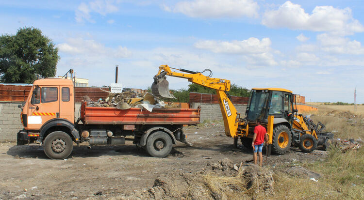 Разчистват нерегламентираното сметище край &bdquo;Република&ldquo;