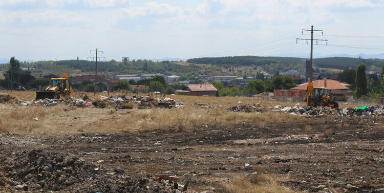 Разчистват нерегламентираното сметище край &bdquo;Република&ldquo;