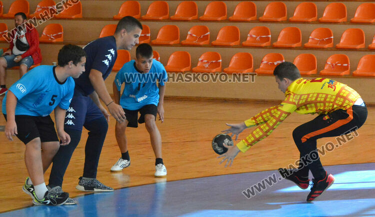Пет отбора в хандбалния турнир “Вълчо Даскалов“ в Хасково