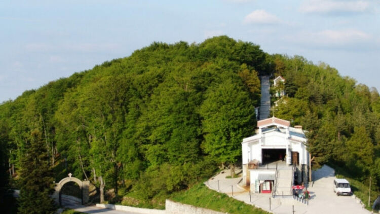 Временно спира ремонтът на пътя за Кръстова гора, за да се улесни пътуването за Кръстовден