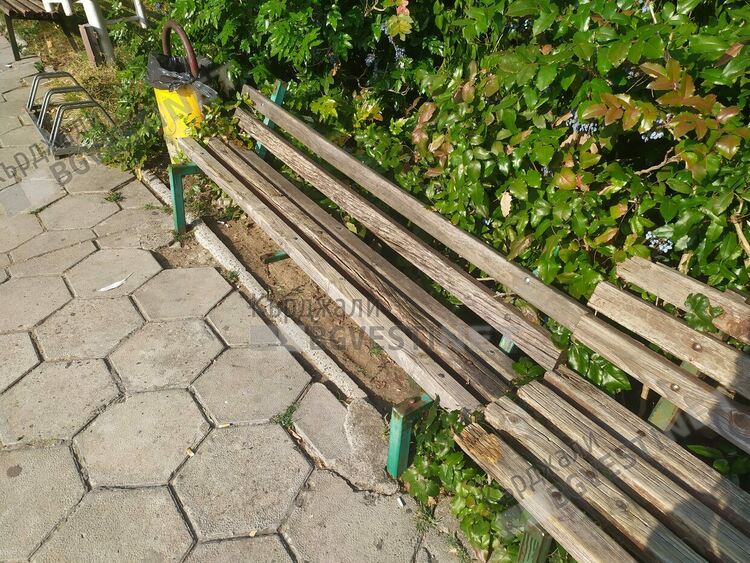 Вандали потрошиха пейките пред поликлиниката и лекарски кабинети, ОБЧ ги възстановиха по сигнал на Кърджали бг вести
