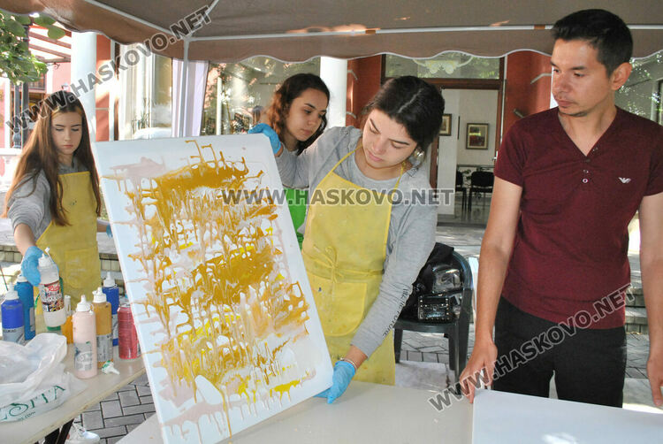 Млади художници рисуваха на открито пред галерия „Форум“