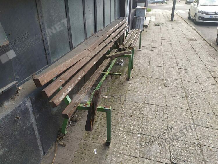 Вандали потрошиха пейките пред поликлиниката и лекарски кабинети, ОБЧ ги възстановиха по сигнал на Кърджали бг вести