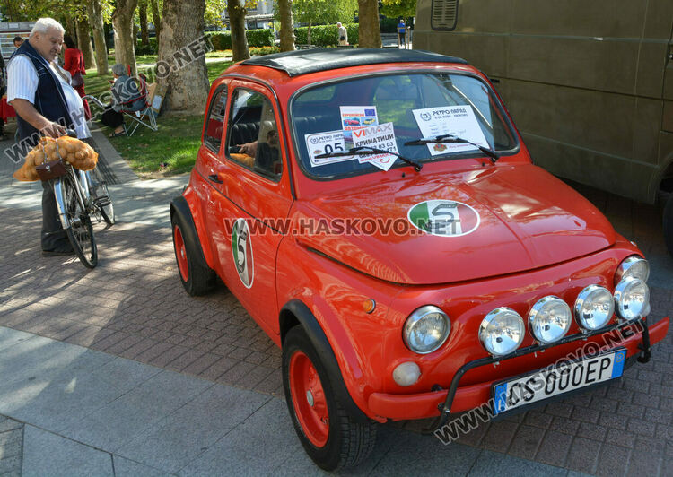 Ретро красавици и уникална колекция с български цигари събраха хасковлии на площад „Свобода“