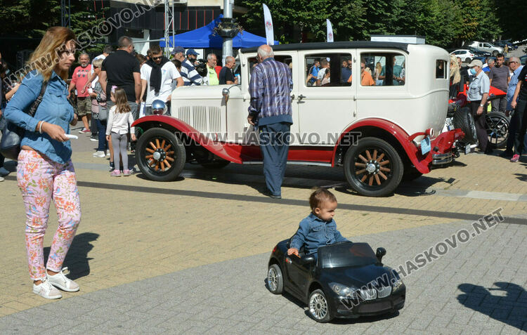 Ретро красавици и уникална колекция с български цигари събраха хасковлии на площад „Свобода“