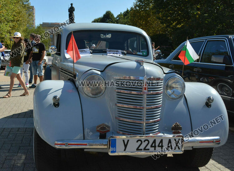 Ретро красавици и уникална колекция с български цигари събраха хасковлии на площад „Свобода“