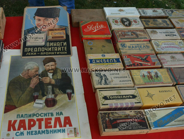 Ретро красавици и уникална колекция с български цигари събраха хасковлии на площад „Свобода“