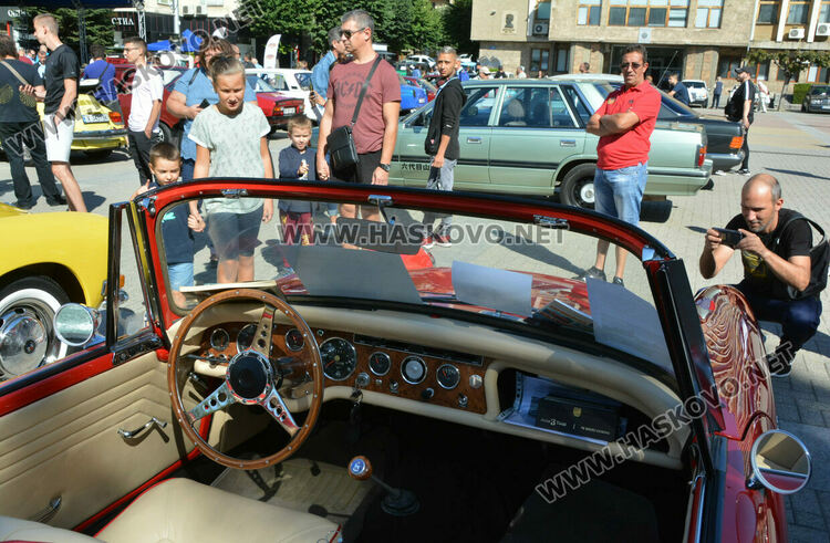 Ретро красавици и уникална колекция с български цигари събраха хасковлии на площад „Свобода“
